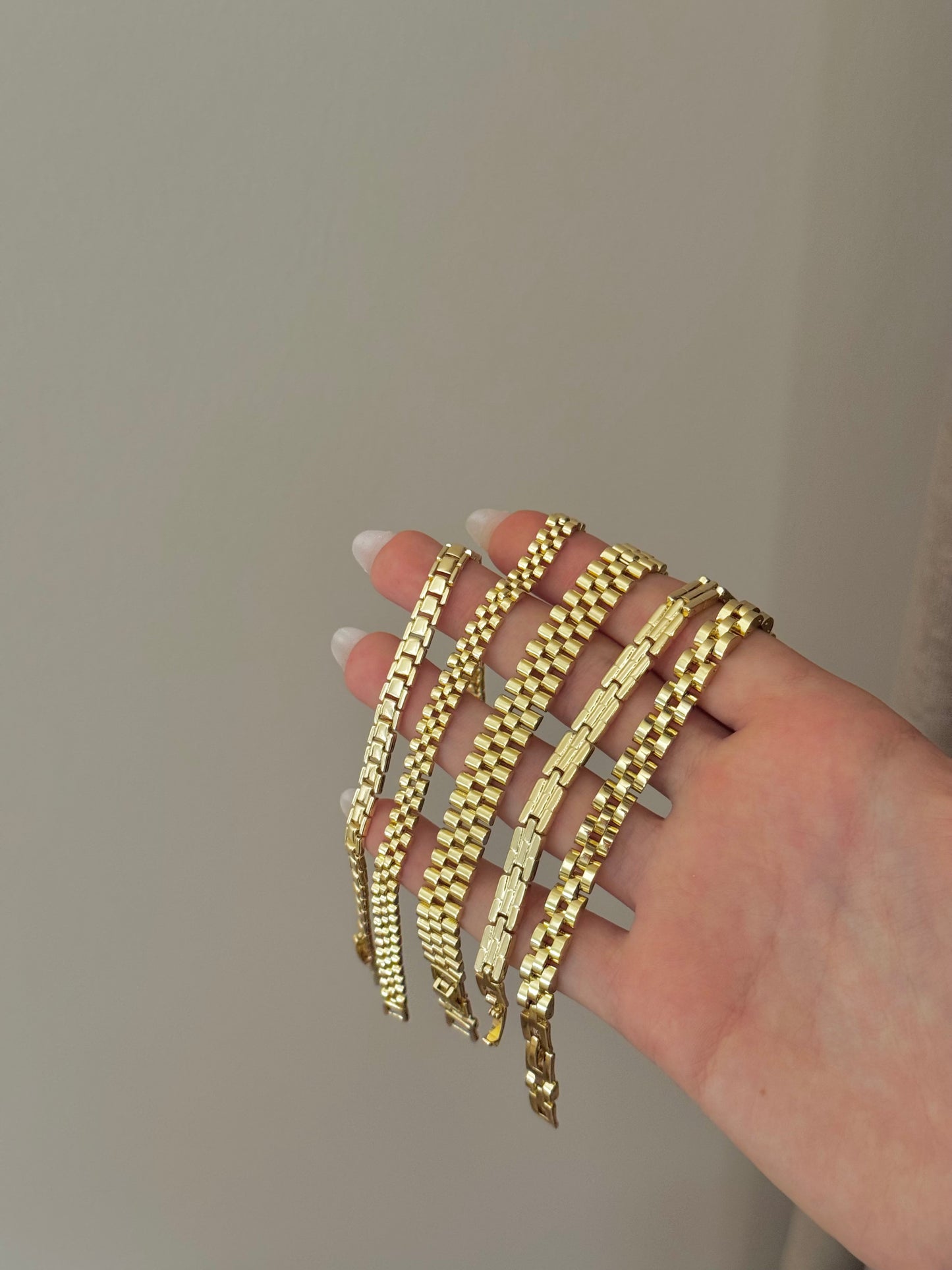 Byzylyke te flakruar ne ari-Bracelets